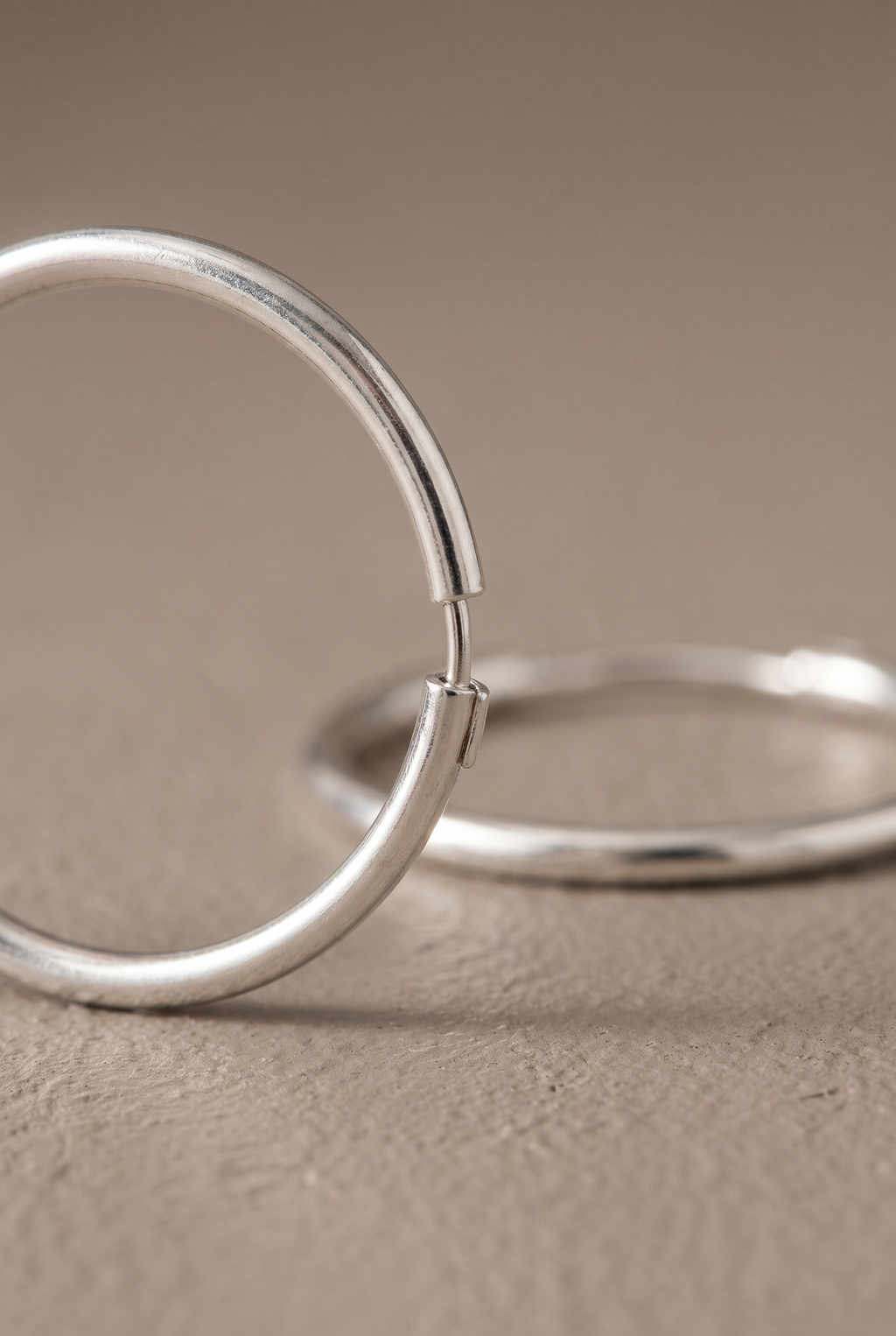 Close-up of the hinged tube clasp of the hoop